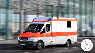 Ein Rettungs·wagen fährt eine Straße entlang. Viele Menschen sind im Juni wegen der Hitze gestorben. Rechts das SWR Logo für Leichte Sprache.