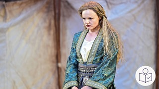 In Worms beginnen die Nibelungen-Fest·spiele: Auf der Bühne steht eine Schauspielerin als Hunnen·königin Krimhild. Sie spielt die Hauptrolle im Theater·stück. Rechts das SWR Logo für Leichte Sprache.