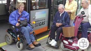 Eine Frau im Roll·stuhl verlässt einen Zug. Der Roll·stuhl fährt dabei über eine Rampe. Rechts das SWR Logo für Leichte Sprache. 
