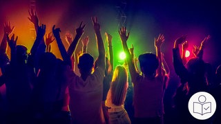 Junge Menschen tanzen und strecken die Arme in die Luft. Es scheint buntes Licht. Schüler in Stuttgart haben ein Fest gefeiert. Die Schüler haben fremden·feindliche Texte gesungen. Rechts das SWR Logo für Leichte Sprache.