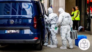 Polizisten in weißen Anzügen stehen vor einem großen Auto. Das Auto steht vor dem Einkaufs·zentrum Milaneo in Stuttgart. Rechts das SWR Logo für Leichte Sprache.