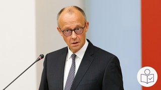Auf dem Foto sieht man das Gesicht von Bundes·kanzler Merz. Rechts das SWR Logo für Leichte Sprache.  