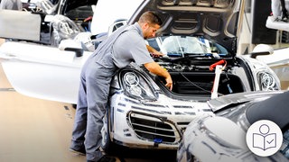 Ein Arbeiter in einer Auto·fabrik arbeitet an einem Auto. Rechts das SWR Logo für Leichte Sprache.