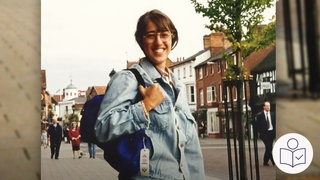 Auf dem Bild ist Amy Lopez. Sie trägt eine Brille. Sie hat einen Rucksack auf dem Rücken. Amy Lopez wurde in Koblenz ermordet. Rechts das SWR Logo für Leichte Sprache.