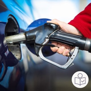 Eine Person tankt ein Auto. Die Sprit·preise sind gerade sehr hoch. Rechts das SWR Logo für Leichte Sprache.