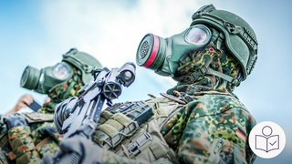 Soldaten der Bundes·wehr in Schutz·kleidung. Die Soldaten tragen eine Atem·maske. Rechts das SWR Logo für Leichte Sprache.