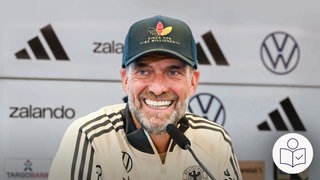 Fußball·bundes·trainer Jürgen Klopp bei einer Presse·konferenz. Klopp hat die Spieler für die National·mannschaft ausgewählt. Rechts das SWR Logo für Leichte Sprache.