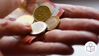 Eine Hand. In der Hand liegt Geld. Es ist ein 10-Euro-Schein und Münzen. Ein Finger der anderen Hand zeigt auf das Geld. Es geht um das Thema Schulden. Rechts das SWR Logo für Leichte Sprache. 