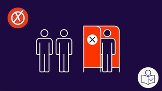 Eine Person ist in einer Wahl·kabine. In der Wahl·kabine wählt die Person. Zwei Personen warten vor der Wahl·kabine. Rechts das SWR Logo für Leichte Sprache.