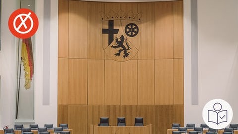 Das Bild zeigt den leeren Plenarsaal. Im Plenarsaal diskutieren die Politiker. Dazu das SWR Logo für Leichte Sprache.