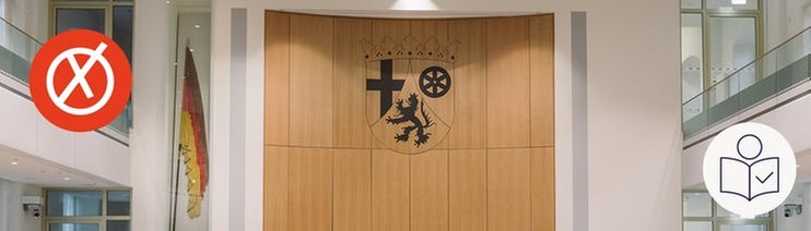 Das Bild zeigt den leeren Plenarsaal. Im Plenarsaal diskutieren die Politiker. Dazu das SWR Logo für Leichte Sprache.