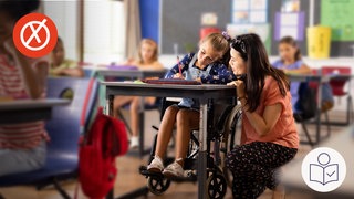 Das ist ein Beispiel·bild. Auf dem Bild ist ein Klassen·zimmer mit Kindern. Die Kinder sitzen an Tischen. Ein Kind sitzt im Rollstuhl. Die Lehrerin hockt neben dem Kind und spricht mit ihm. Links oben ein roter Kreis mit einem weißen Kreuz. Rechts das SWR Logo für Leichte Sprache.