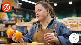 Eine junge Frau mit Down-Syndrom. Die Frau hat eine Schürze an und zwei Orangen in der Hand. Die Frau arbeitet in einem Supermarkt. Rechts das SWR Logo für Leichte Sprache.