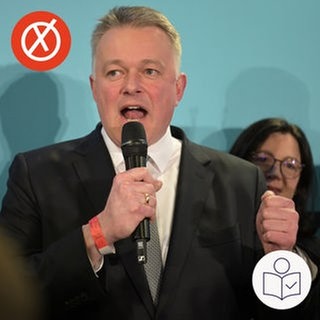 Spitzen·kandidat von der CDU in Rheinland-Pfalz Gordon Schnieder. Schnieder hat ein Mikrofon in der Hand. Die andere Hand hat er zu einer Faust geballt. Die CDU hat die meisten Stimmen bei der Landtags·wahl in Rheinland-Pfalz bekommen. Links das Wahl·logo - ein weißes Kreuz in rotem Kreis. Rechts das SWR Logo für Leichte Sprache.