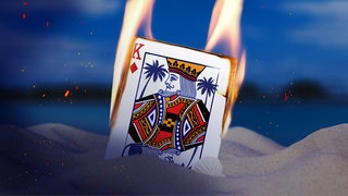 Brennende Spielkarte liegt im Sand, sie zeigt den Caro-König - Podcast Die Könige von Malle