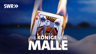 Brennende Spielkarte liegt im Sand, sie zeigt den Caro-König - Podcast Die Könige von Malle