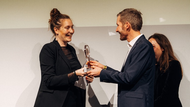 Clara Stella Hüneke erhält den Deutschen Dokumentarfilmpreis in der Kategorie Musik.