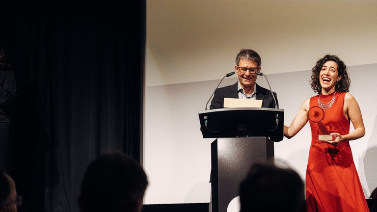 Rand Beiruty erhielt den Förderpreis des Deutschen Dokumentarfilmpreises 2025.