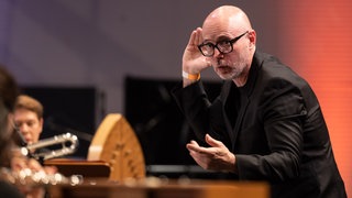 Baldur Brönnimann dirigiert