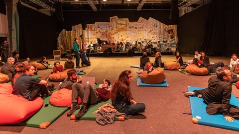 Publikum auf Sitzsäcken