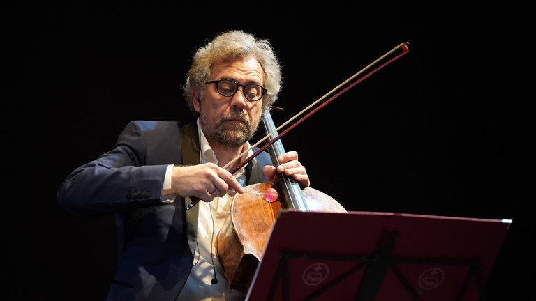 Pierre Morlet vom Quatuor Diotima spielt das Violoncello