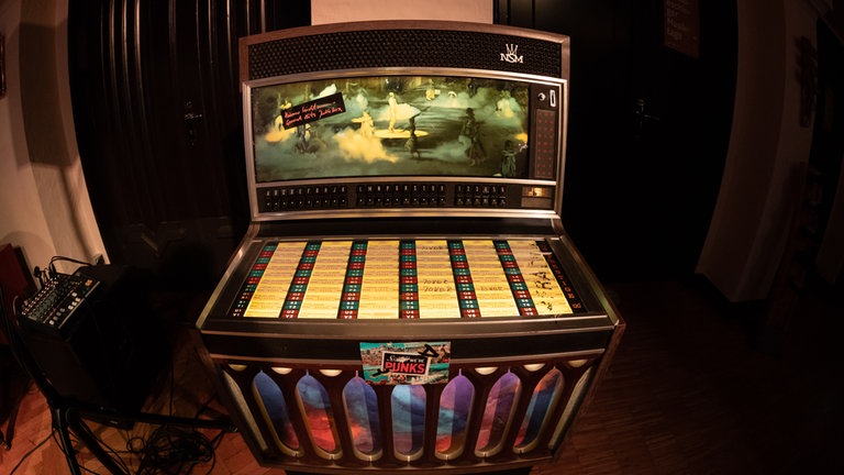 Jukebox "100 Gravest Hits" von Hanno Leichtmann