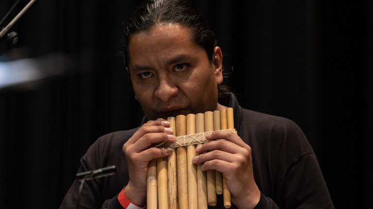 Carlos Nina spielt die Siku