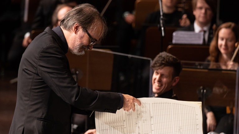 Ilan Volkov dirigiert das Orchestre Philharmonique du Luxembourg.