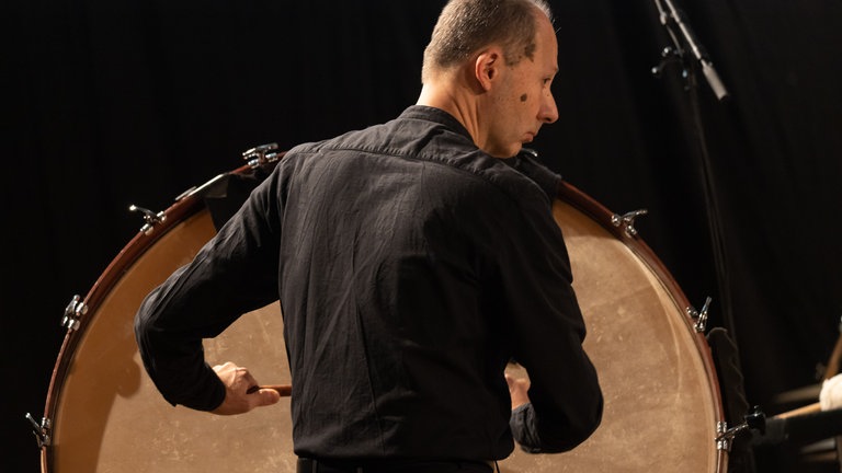 Lukas Schiske vom Klangforum Wien an der großen Trommel.