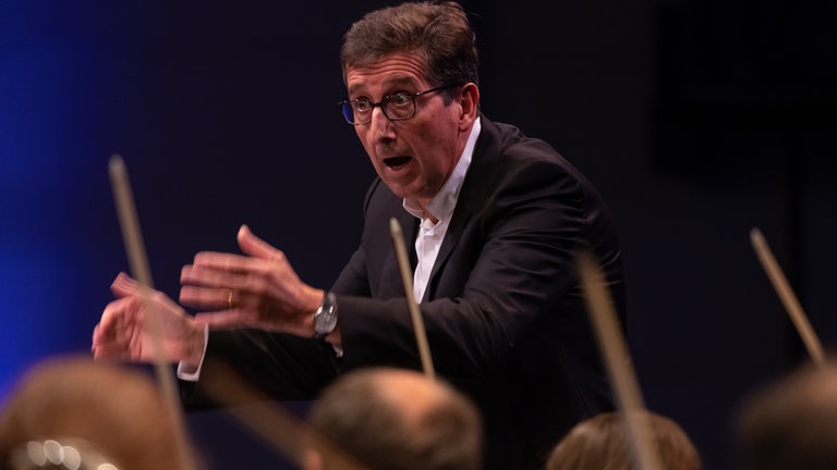 Pascal Rophé dirigiert