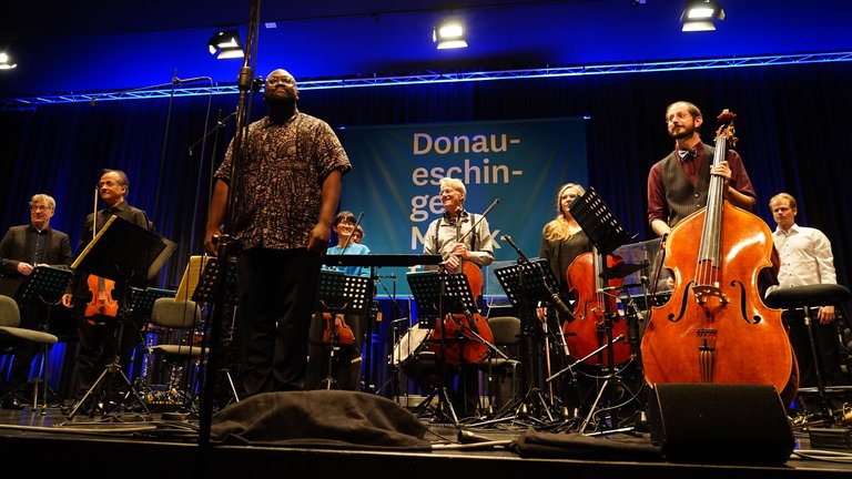 Ensemble Modern mit Dirigent Vimbayi Kaziboni