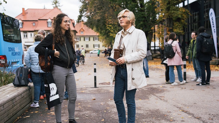 Zwei Festivalbesucher:innen im Gespräch