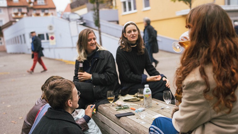 Picknick von Besucher*innen der Donaueschinger Musiktage 