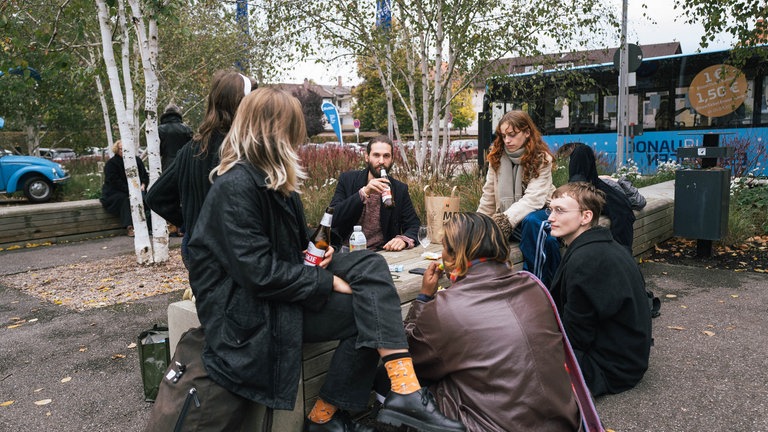 Picknick von Besuchern der Donaueschinger Musiktage