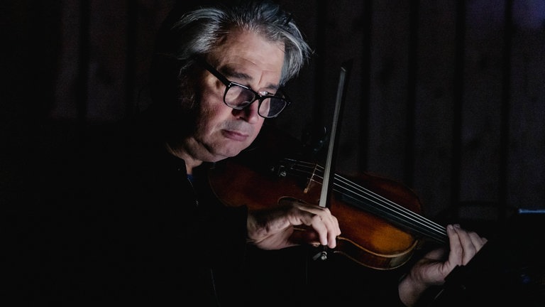 Mann spielt Violine