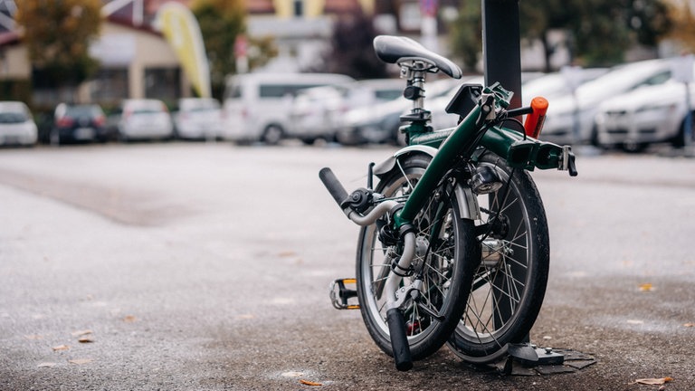 Zusammengelapptes und angekettetes Klappfahrrad