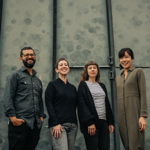 Die Musiker*innen von YarnWire vor einem Garagentor