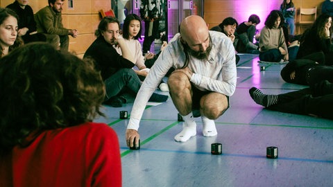 Donaueschinger Musiktage: Wojtek Blecharz hockt in einer Turnhalle