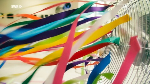 Farbige Stoffstreifen an einem Ventilator