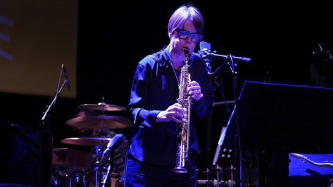 Ingrid Laubrock spielt Saxophon