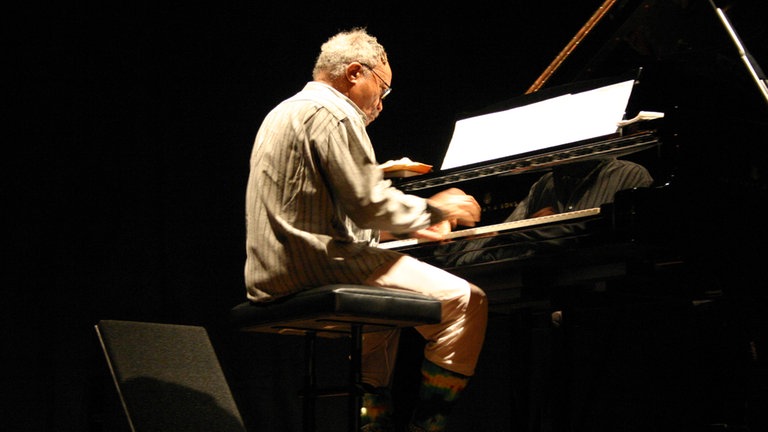 Mann spielt Klavier