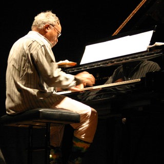 Mann spielt Klavier