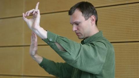 Christoph Löser gibt mithilfe einer Funkuhr die Einsätze zu den Klangskulpturen.