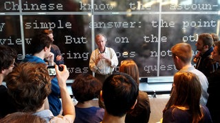 Der Komponist Peter Ablinger mit Studierenden