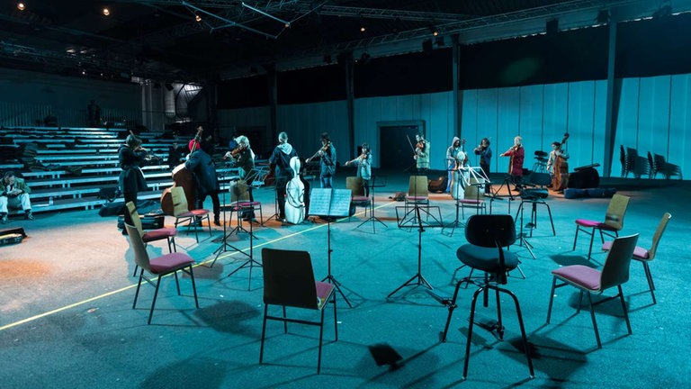 Blick von der Bühne in den Zuschauerraum mit probenden Musikern darauf
