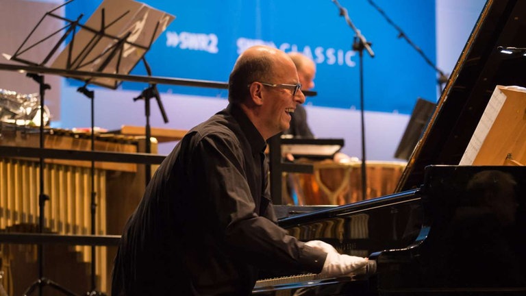 Pianist spielt Klaiver mit Handschuhen