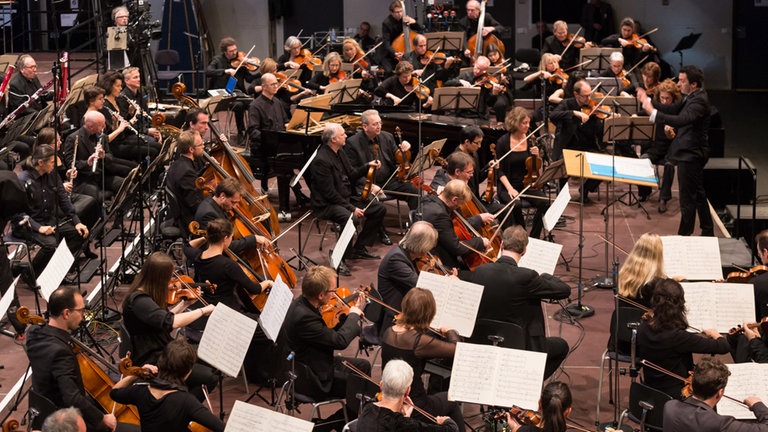 Impressionen vom Abschlusskonzert der Donaueschinger Musiktage. Großes Orchester auf der Bühne