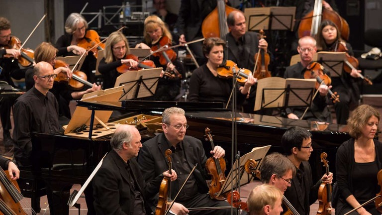 Impressionen vom Abschlusskonzert der Donaueschinger Musiktage. Großes Orchester auf der Bühne
