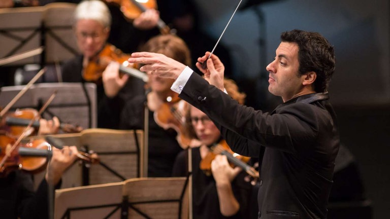 Abschlusskonzert der Donaueschinger Musiktage. Dirigent leitet das Orchester