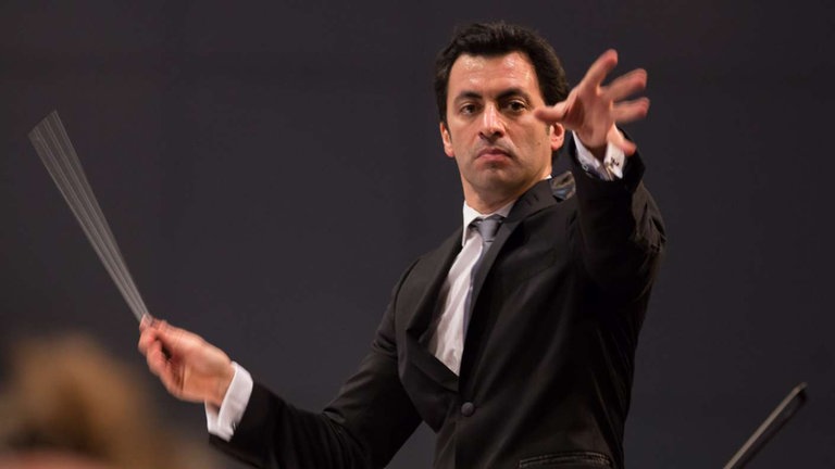 Der Dirigent Alejo Pérez im Abschlusskonzert der Donaueschinger Musiktage 2016